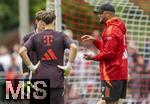 22.07.2024, Fussball 1. Bundesliga 2024/2025, Trainingslager FC Bayern Mnchen in Rottach-Egern am Tegernsee am Sportplatz Birkenmoos, re: Trainer Vincent Kompany (FC Bayern Mnchen) gibt Anweisungen.