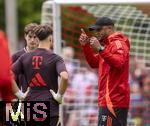 22.07.2024, Fussball 1. Bundesliga 2024/2025, Trainingslager FC Bayern Mnchen in Rottach-Egern am Tegernsee am Sportplatz Birkenmoos, re: Trainer Vincent Kompany (FC Bayern Mnchen) gibt Anweisungen.