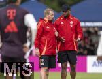 22.07.2024, Fussball 1. Bundesliga 2024/2025, Trainingslager FC Bayern Mnchen in Rottach-Egern am Tegernsee am Sportplatz Birkenmoos, Co-Trainer Aaron Danks (li, Bayern Mnchen) mit Trainer Vincent Kompany (FC Bayern Mnchen) 