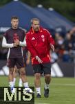 22.07.2024, Fussball 1. Bundesliga 2024/2025, Trainingslager FC Bayern Mnchen in Rottach-Egern am Tegernsee am Sportplatz Birkenmoos, Co-Trainer Aaron Danks (Bayern Mnchen) gibt Anweisungen