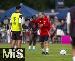 22.07.2024, Fussball 1. Bundesliga 2024/2025, Trainingslager FC Bayern Mnchen in Rottach-Egern am Tegernsee am Sportplatz Birkenmoos, Co-Trainer Aaron Danks (Bayern Mnchen) gibt Anweisungen