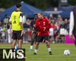 22.07.2024, Fussball 1. Bundesliga 2024/2025, Trainingslager FC Bayern Mnchen in Rottach-Egern am Tegernsee am Sportplatz Birkenmoos, Co-Trainer Aaron Danks (Bayern Mnchen) gibt Anweisungen