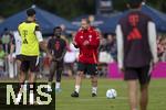 22.07.2024, Fussball 1. Bundesliga 2024/2025, Trainingslager FC Bayern Mnchen in Rottach-Egern am Tegernsee am Sportplatz Birkenmoos, Co-Trainer Aaron Danks (Bayern Mnchen) gibt Anweisungen