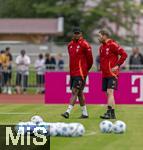 22.07.2024, Fussball 1. Bundesliga 2024/2025, Trainingslager FC Bayern Mnchen in Rottach-Egern am Tegernsee am Sportplatz Birkenmoos, v.li: Trainer Vincent Kompany (FC Bayern Mnchen) mit Torwart-Trainer Michael Rechner (FC Bayern Mnchen) 