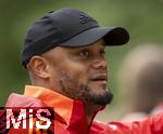 22.07.2024, Fussball 1. Bundesliga 2024/2025, Trainingslager FC Bayern Mnchen in Rottach-Egern am Tegernsee am Sportplatz Birkenmoos, Nach dem Training geben die Spieler den Fans Autogramme. Trainer Vincent Kompany (FC Bayern Mnchen) 