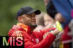 22.07.2024, Fussball 1. Bundesliga 2024/2025, Trainingslager FC Bayern Mnchen in Rottach-Egern am Tegernsee am Sportplatz Birkenmoos, Nach dem Training geben die Spieler den Fans Autogramme. Trainer Vincent Kompany (FC Bayern Mnchen) 