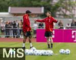 22.07.2024, Fussball 1. Bundesliga 2024/2025, Trainingslager FC Bayern Mnchen in Rottach-Egern am Tegernsee am Sportplatz Birkenmoos, v.li: Trainer Vincent Kompany (FC Bayern Mnchen) mit Torwart-Trainer Michael Rechner (FC Bayern Mnchen) 