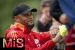 22.07.2024, Fussball 1. Bundesliga 2024/2025, Trainingslager FC Bayern Mnchen in Rottach-Egern am Tegernsee am Sportplatz Birkenmoos, Nach dem Training geben die Spieler den Fans Autogramme. Trainer Vincent Kompany (FC Bayern Mnchen) 