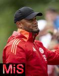 22.07.2024, Fussball 1. Bundesliga 2024/2025, Trainingslager FC Bayern Mnchen in Rottach-Egern am Tegernsee am Sportplatz Birkenmoos, Nach dem Training geben die Spieler den Fans Autogramme. Trainer Vincent Kompany (FC Bayern Mnchen) 