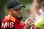 22.07.2024, Fussball 1. Bundesliga 2024/2025, Trainingslager FC Bayern Mnchen in Rottach-Egern am Tegernsee am Sportplatz Birkenmoos, Nach dem Training geben die Spieler den Fans Autogramme. Trainer Vincent Kompany (FC Bayern Mnchen) 