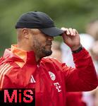 22.07.2024, Fussball 1. Bundesliga 2024/2025, Trainingslager FC Bayern Mnchen in Rottach-Egern am Tegernsee am Sportplatz Birkenmoos, Nach dem Training geben die Spieler den Fans Autogramme. Trainer Vincent Kompany (FC Bayern Mnchen) 