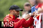 22.07.2024, Fussball 1. Bundesliga 2024/2025, Trainingslager FC Bayern Mnchen in Rottach-Egern am Tegernsee am Sportplatz Birkenmoos, Nach dem Training geben die Spieler den Fans Autogramme. Trainer Vincent Kompany (FC Bayern Mnchen) 