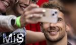 22.07.2024, Fussball 1. Bundesliga 2024/2025, Trainingslager FC Bayern Mnchen in Rottach-Egern am Tegernsee am Sportplatz Birkenmoos, Nach dem Training geben die Spieler den Fans Autogramme. Leon Goretzka (FC Bayern Mnchen) macht Selfie