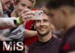 22.07.2024, Fussball 1. Bundesliga 2024/2025, Trainingslager FC Bayern Mnchen in Rottach-Egern am Tegernsee am Sportplatz Birkenmoos, Nach dem Training geben die Spieler den Fans Autogramme. Leon Goretzka (FC Bayern Mnchen) macht Selfie