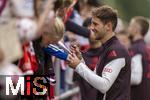 22.07.2024, Fussball 1. Bundesliga 2024/2025, Trainingslager FC Bayern Mnchen in Rottach-Egern am Tegernsee am Sportplatz Birkenmoos, Nach dem Training geben die Spieler den Fans Autogramme. Leon Goretzka (FC Bayern Mnchen) 