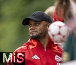 22.07.2024, Fussball 1. Bundesliga 2024/2025, Trainingslager FC Bayern Mnchen in Rottach-Egern am Tegernsee am Sportplatz Birkenmoos, Nach dem Training geben die Spieler den Fans Autogramme. Trainer Vincent Kompany (FC Bayern Mnchen) 