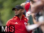 22.07.2024, Fussball 1. Bundesliga 2024/2025, Trainingslager FC Bayern Mnchen in Rottach-Egern am Tegernsee am Sportplatz Birkenmoos, Nach dem Training geben die Spieler den Fans Autogramme. Trainer Vincent Kompany (FC Bayern Mnchen) 