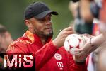 22.07.2024, Fussball 1. Bundesliga 2024/2025, Trainingslager FC Bayern Mnchen in Rottach-Egern am Tegernsee am Sportplatz Birkenmoos, Nach dem Training geben die Spieler den Fans Autogramme. Trainer Vincent Kompany (FC Bayern Mnchen) 