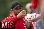 22.07.2024, Fussball 1. Bundesliga 2024/2025, Trainingslager FC Bayern Mnchen in Rottach-Egern am Tegernsee am Sportplatz Birkenmoos, Nach dem Training geben die Spieler den Fans Autogramme. Trainer Vincent Kompany (FC Bayern Mnchen) 