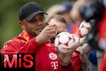 22.07.2024, Fussball 1. Bundesliga 2024/2025, Trainingslager FC Bayern Mnchen in Rottach-Egern am Tegernsee am Sportplatz Birkenmoos, Nach dem Training geben die Spieler den Fans Autogramme. Trainer Vincent Kompany (FC Bayern Mnchen) 