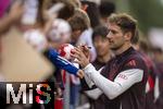 22.07.2024, Fussball 1. Bundesliga 2024/2025, Trainingslager FC Bayern Mnchen in Rottach-Egern am Tegernsee am Sportplatz Birkenmoos, Nach dem Training geben die Spieler den Fans Autogramme. Leon Goretzka (FC Bayern Mnchen) 