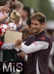 22.07.2024, Fussball 1. Bundesliga 2024/2025, Trainingslager FC Bayern Mnchen in Rottach-Egern am Tegernsee am Sportplatz Birkenmoos, Nach dem Training geben die Spieler den Fans Autogramme. Leon Goretzka (FC Bayern Mnchen) 