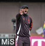 24.07.2024, Fussball 1. Bundesliga 2024/2025, Testspiel im Trainingslager des FC Bayern Mnchen in Rottach-Egern am Tegernsee am Sportplatz Birkenmoos, FC Rottach Egern - FC Bayern Mnchen, Trainer Vincent Kompany (FC Bayern Mnchen) gestikuliert