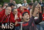 24.07.2024, Fussball 1. Bundesliga 2024/2025, Testspiel im Trainingslager des FC Bayern Mnchen in Rottach-Egern am Tegernsee am Sportplatz Birkenmoos, FC Rottach Egern - FC Bayern Mnchen, Aleksandar Pavlovic (Bayern Mnchen) macht Selfies mit den Fans