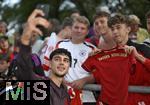 24.07.2024, Fussball 1. Bundesliga 2024/2025, Testspiel im Trainingslager des FC Bayern Mnchen in Rottach-Egern am Tegernsee am Sportplatz Birkenmoos, FC Rottach Egern - FC Bayern Mnchen, Aleksandar Pavlovic (Bayern Mnchen) macht Selfies mit den Fans