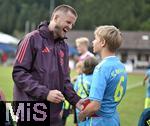 24.07.2024, Fussball 1. Bundesliga 2024/2025, Testspiel im Trainingslager des FC Bayern Mnchen in Rottach-Egern am Tegernsee am Sportplatz Birkenmoos, FC Rottach Egern - FC Bayern Mnchen, Eric Dier (FC Bayern Mnchen) muss lachen als der der Spieler von Rottach Egern sein TRikot drunter zeigt