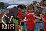 24.07.2024, Fussball 1. Bundesliga 2024/2025, Testspiel im Trainingslager des FC Bayern Mnchen in Rottach-Egern am Tegernsee am Sportplatz Birkenmoos, FC Rottach Egern - FC Bayern Mnchen, Serge Gnabry (FC Bayern Mnchen) verteilt Autogramme