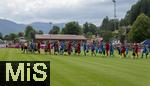 24.07.2024, Fussball 1. Bundesliga 2024/2025, Testspiel im Trainingslager des FC Bayern Mnchen in Rottach-Egern am Tegernsee am Sportplatz Birkenmoos, FC Rottach Egern - FC Bayern Mnchen, Einlauf der Mannschaften vor dem Anpfiff