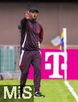 24.07.2024, Fussball 1. Bundesliga 2024/2025, Testspiel im Trainingslager des FC Bayern Mnchen in Rottach-Egern am Tegernsee am Sportplatz Birkenmoos, FC Rottach Egern - FC Bayern Mnchen, Trainer Vincent Kompany (FC Bayern Mnchen) gibt Anweisungen an der Seitenlinie.