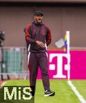 24.07.2024, Fussball 1. Bundesliga 2024/2025, Testspiel im Trainingslager des FC Bayern Mnchen in Rottach-Egern am Tegernsee am Sportplatz Birkenmoos, FC Rottach Egern - FC Bayern Mnchen, Trainer Vincent Kompany (FC Bayern Mnchen) gibt Anweisungen an der Seitenlinie.