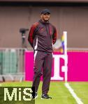 24.07.2024, Fussball 1. Bundesliga 2024/2025, Testspiel im Trainingslager des FC Bayern Mnchen in Rottach-Egern am Tegernsee am Sportplatz Birkenmoos, FC Rottach Egern - FC Bayern Mnchen, Trainer Vincent Kompany (FC Bayern Mnchen) nachdenklich 