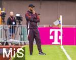 24.07.2024, Fussball 1. Bundesliga 2024/2025, Testspiel im Trainingslager des FC Bayern Mnchen in Rottach-Egern am Tegernsee am Sportplatz Birkenmoos, FC Rottach Egern - FC Bayern Mnchen, Trainer Vincent Kompany (FC Bayern Mnchen) nachdenklich  