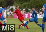 24.07.2024, Fussball 1. Bundesliga 2024/2025, Testspiel im Trainingslager des FC Bayern Mnchen in Rottach-Egern am Tegernsee am Sportplatz Birkenmoos, FC Rottach Egern - FC Bayern Mnchen,  li: Leon Goretzka (FC Bayern Mnchen) am Ball 