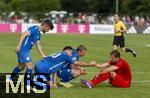 24.07.2024, Fussball 1. Bundesliga 2024/2025, Testspiel im Trainingslager des FC Bayern Mnchen in Rottach-Egern am Tegernsee am Sportplatz Birkenmoos, FC Rottach Egern - FC Bayern Mnchen, re: Leon Goretzka (FC Bayern Mnchen) am Boden, drei Spieler von Rottach Egern kmmern sich um ihn.