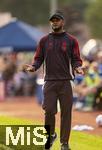 24.07.2024, Fussball 1. Bundesliga 2024/2025, Testspiel im Trainingslager des FC Bayern Mnchen in Rottach-Egern am Tegernsee am Sportplatz Birkenmoos, FC Rottach Egern - FC Bayern Mnchen, Trainer Vincent Kompany (FC Bayern Mnchen) gibt Anweisungen an der Seitenlinie. 