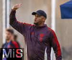 24.07.2024, Fussball 1. Bundesliga 2024/2025, Testspiel im Trainingslager des FC Bayern Mnchen in Rottach-Egern am Tegernsee am Sportplatz Birkenmoos, FC Rottach Egern - FC Bayern Mnchen, Trainer Vincent Kompany (FC Bayern Mnchen) gibt Anweisungen an der Seitenlinie.