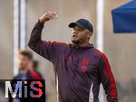 24.07.2024, Fussball 1. Bundesliga 2024/2025, Testspiel im Trainingslager des FC Bayern Mnchen in Rottach-Egern am Tegernsee am Sportplatz Birkenmoos, FC Rottach Egern - FC Bayern Mnchen, Trainer Vincent Kompany (FC Bayern Mnchen) gibt Anweisungen an der Seitenlinie.