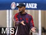 24.07.2024, Fussball 1. Bundesliga 2024/2025, Testspiel im Trainingslager des FC Bayern Mnchen in Rottach-Egern am Tegernsee am Sportplatz Birkenmoos, FC Rottach Egern - FC Bayern Mnchen, Trainer Vincent Kompany (FC Bayern Mnchen) gibt Anweisungen an der Seitenlinie.