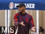 24.07.2024, Fussball 1. Bundesliga 2024/2025, Testspiel im Trainingslager des FC Bayern Mnchen in Rottach-Egern am Tegernsee am Sportplatz Birkenmoos, FC Rottach Egern - FC Bayern Mnchen, Trainer Vincent Kompany (FC Bayern Mnchen) gibt Anweisungen an der Seitenlinie.