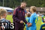 24.07.2024, Fussball 1. Bundesliga 2024/2025, Testspiel im Trainingslager des FC Bayern Mnchen in Rottach-Egern am Tegernsee am Sportplatz Birkenmoos, FC Rottach Egern - FC Bayern Mnchen, Eric Dier (FC Bayern Mnchen) gibt nach dem Spiel den Fans noch Autogramme und Selfies.