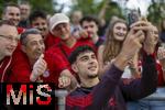 24.07.2024, Fussball 1. Bundesliga 2024/2025, Testspiel im Trainingslager des FC Bayern Mnchen in Rottach-Egern am Tegernsee am Sportplatz Birkenmoos, FC Rottach Egern - FC Bayern Mnchen, Aleksandar Pavlovic (Bayern Mnchen) gibt nach dem Spiel den Fans noch Autogramme und Selfies.