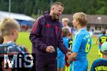 24.07.2024, Fussball 1. Bundesliga 2024/2025, Testspiel im Trainingslager des FC Bayern Mnchen in Rottach-Egern am Tegernsee am Sportplatz Birkenmoos, FC Rottach Egern - FC Bayern Mnchen, Eric Dier (FC Bayern Mnchen) gibt nach dem Spiel den Fans noch Autogramme und Selfies.