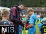 24.07.2024, Fussball 1. Bundesliga 2024/2025, Testspiel im Trainingslager des FC Bayern Mnchen in Rottach-Egern am Tegernsee am Sportplatz Birkenmoos, FC Rottach Egern - FC Bayern Mnchen, Eric Dier (FC Bayern Mnchen) gibt nach dem Spiel den Fans noch Autogramme und Selfies.