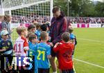 24.07.2024, Fussball 1. Bundesliga 2024/2025, Testspiel im Trainingslager des FC Bayern Mnchen in Rottach-Egern am Tegernsee am Sportplatz Birkenmoos, FC Rottach Egern - FC Bayern Mnchen, Eric Dier (FC Bayern Mnchen) gibt nach dem Spiel den Fans noch Autogramme und Selfies.