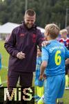 24.07.2024, Fussball 1. Bundesliga 2024/2025, Testspiel im Trainingslager des FC Bayern Mnchen in Rottach-Egern am Tegernsee am Sportplatz Birkenmoos, FC Rottach Egern - FC Bayern Mnchen, Eric Dier (FC Bayern Mnchen) gibt nach dem Spiel den Fans noch Autogramme und Selfies.