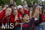 24.07.2024, Fussball 1. Bundesliga 2024/2025, Testspiel im Trainingslager des FC Bayern Mnchen in Rottach-Egern am Tegernsee am Sportplatz Birkenmoos, FC Rottach Egern - FC Bayern Mnchen, Aleksandar Pavlovic (Bayern Mnchen) gibt nach dem Spiel den Fans noch Autogramme und Selfies.